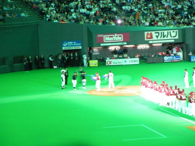 花束を受け取る両監督